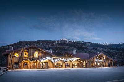 ⇒ Base Camp Lodge · Hotel Bourg-Saint-Maurice, xtérieur, éclairé