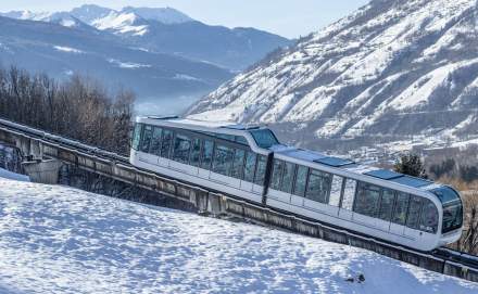 Funiculaire pour accèder au domaine skiable des Arcs à 5 min du Base Camp Lodge